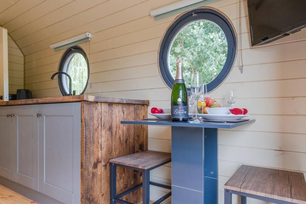 Apple - Luxury Cabin In The Cotswolds Villa Alderton  Buitenkant foto