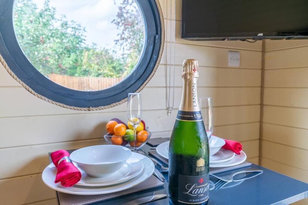 Apple - Luxury Cabin In The Cotswolds Villa Alderton  Buitenkant foto